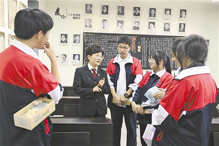 图为虹口区人民法院法官曹艳梅在给学生讲解法律知识.