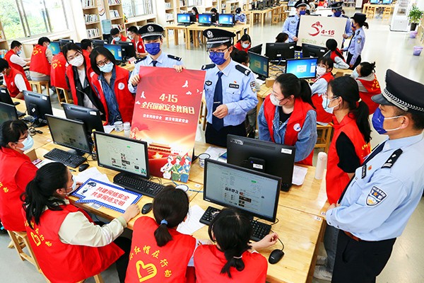 江苏宜兴民警在学校开展网络安全教育有奖竞猜活动
