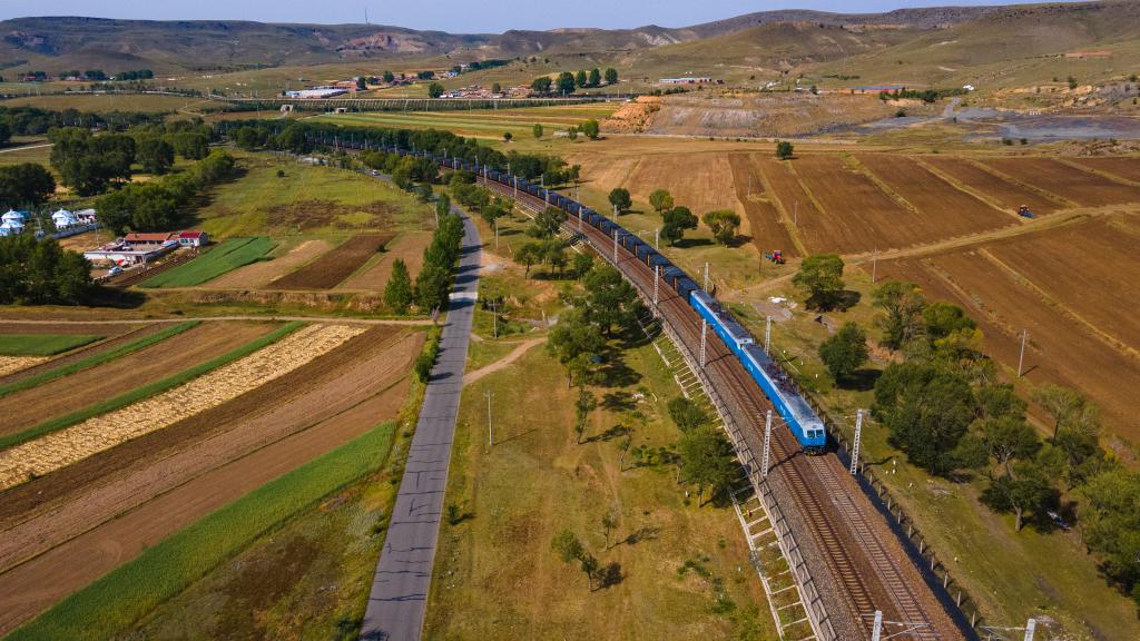 今年前11个月中国铁路呼和浩特局累计发运货物2.4亿吨
