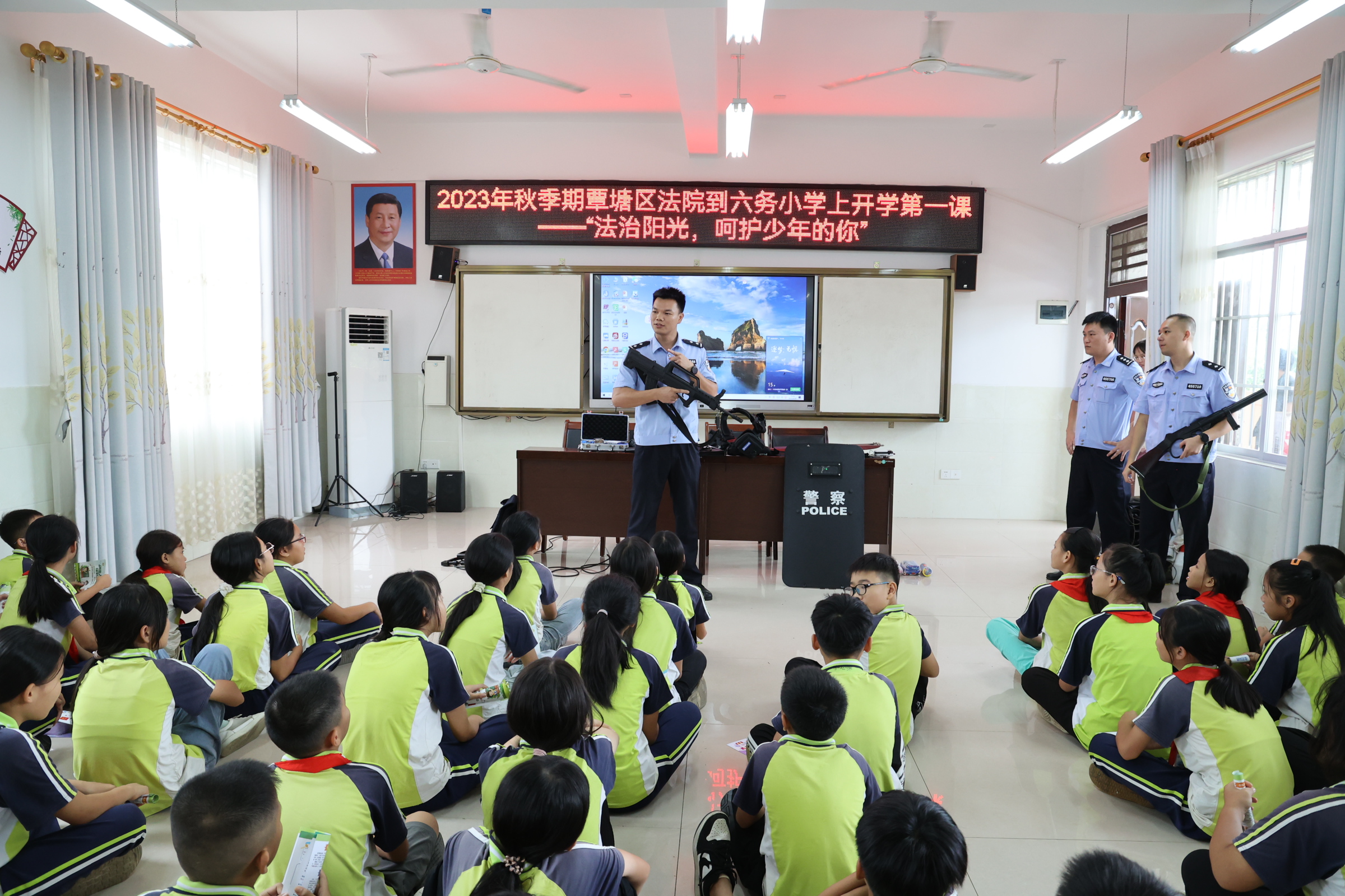 8月28日，贵港市覃塘区人民法院组织干警来到覃塘街道六务小学开展以“法治阳光，呵护‘少年的你’”为主题的法治教育课。  (3).jpg