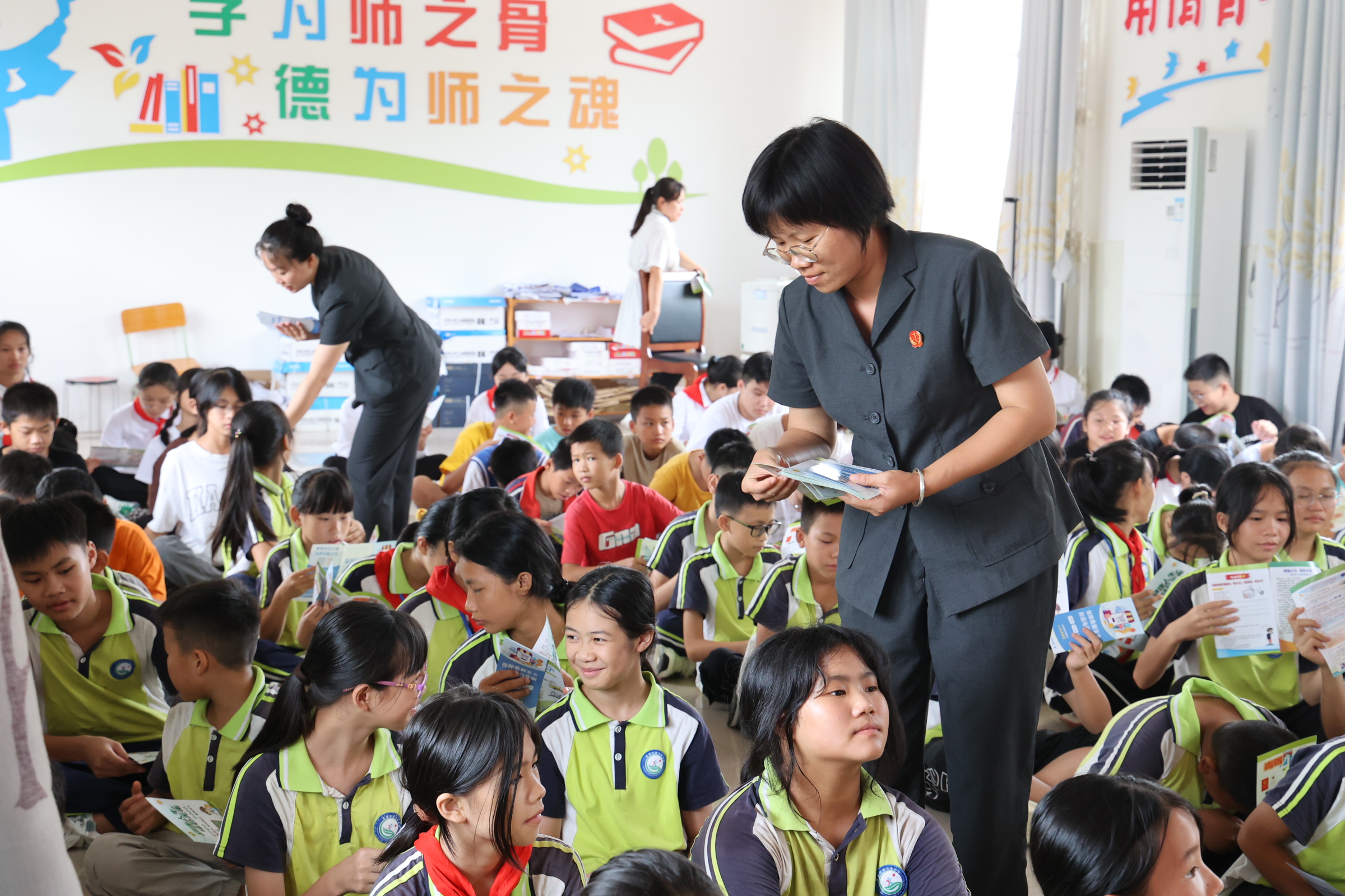 8月28日，贵港市覃塘区人民法院组织干警来到覃塘街道六务小学开展以“法治阳光，呵护‘少年的你’”为主题的法治教育课。  (4).jpg