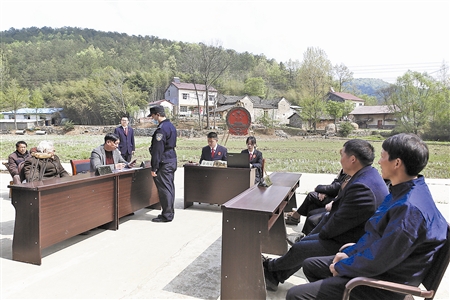 近日,湖北省南漳縣人民法院東鞏人民法庭法官來到東鞏鎮蓮花池村