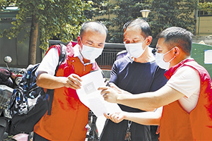 武汉法院干警第一时间支援全民核酸检测