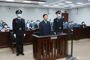 重庆市公安局原局长邓恢林受贿案一审开庭