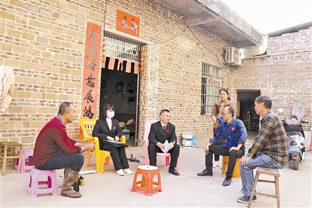 广西北流：法官与村干部向被告释法明理