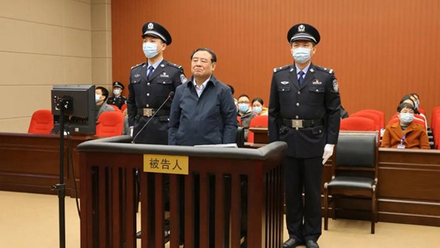 必威体育省人大常委会原副主任史文清受贿、非法持有枪支案一审开庭