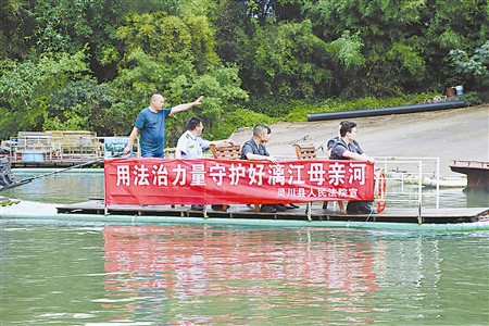 广西灵川法院干警在漓江上进行环境巡查