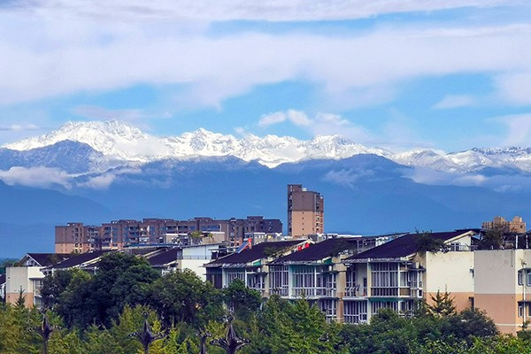 雪山之下的小城