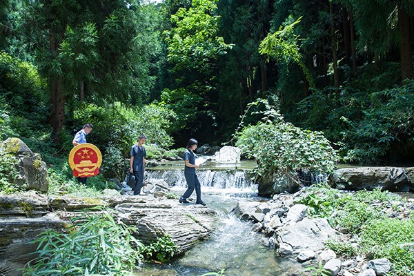 巡回山水间