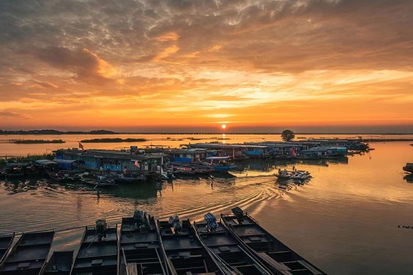 夕阳下的渔港