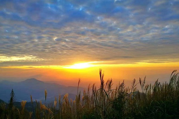 山间旭日迎朝霞