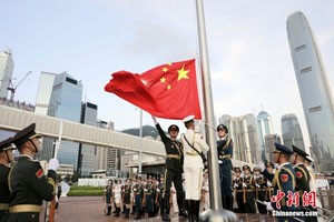 解放军驻港部队举行“八一”升国旗仪式