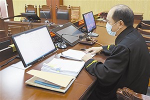 法官“云”开庭审理案件