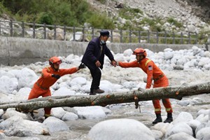 四川泸定6.8级地震：消防员搭建“生命桥”护送村民