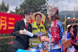 广西桂林：为当地群众和游客开展普法活动