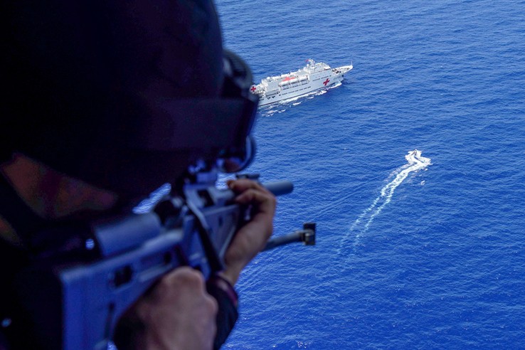 中国海军“和平方舟”号医院船太平洋上组织反恐反海盗演练