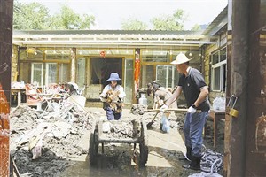干警帮助村民重建家园