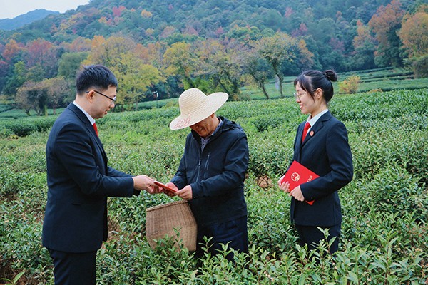 田间地头普法忙