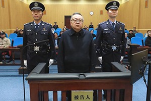 湖南省政协原党组成员、副主席易鹏飞受贿、滥用职权案一审开庭