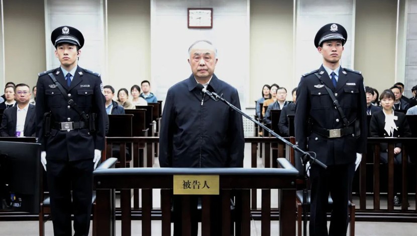 国家烟草专卖局原副局长何泽华受贿、利用影响力受贿案一审开庭