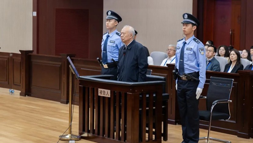 河北省人大常委会原党组成员、副主任王雪峰受贿、利用影响力受贿案一审开庭
