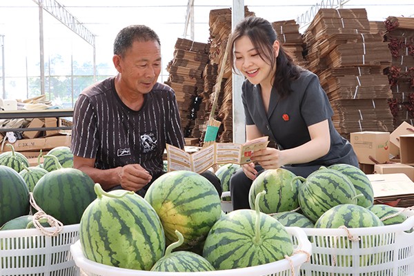 普法进瓜田