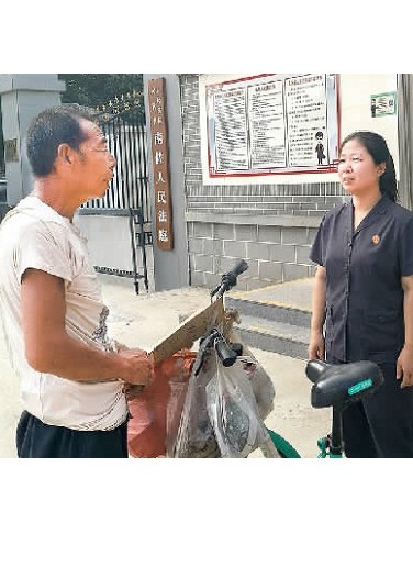 法庭门口来了位拾荒老人……