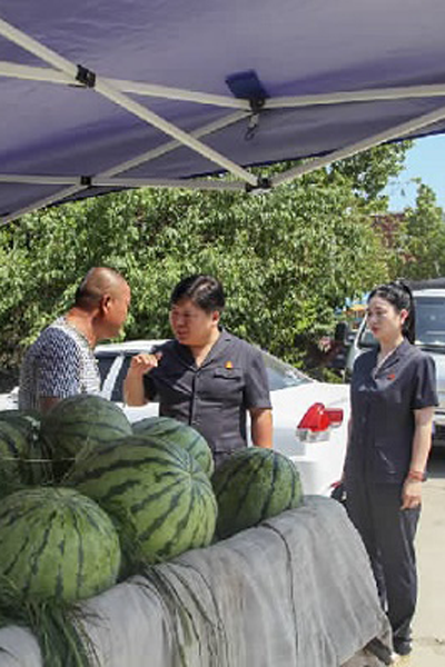 天黑了，执行法官王石磊说：“这车瓜卖给我吧！”