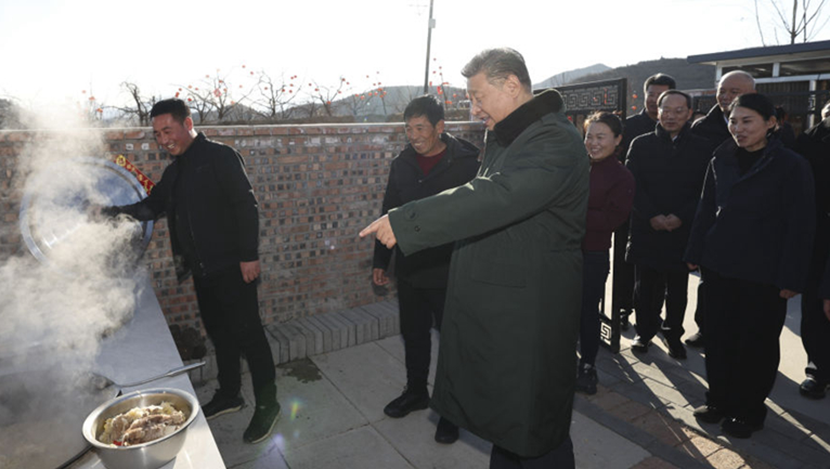 习近平在辽宁葫芦岛市看望慰问受灾群众