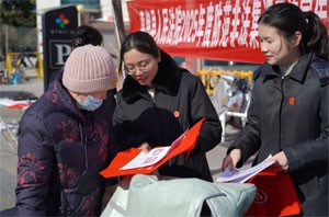 河南平舆：“法治年货”进广场