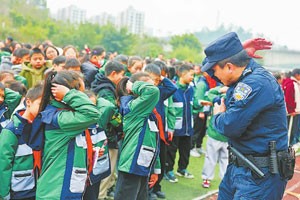 重庆永川区法院走进校园举办“法治集市”