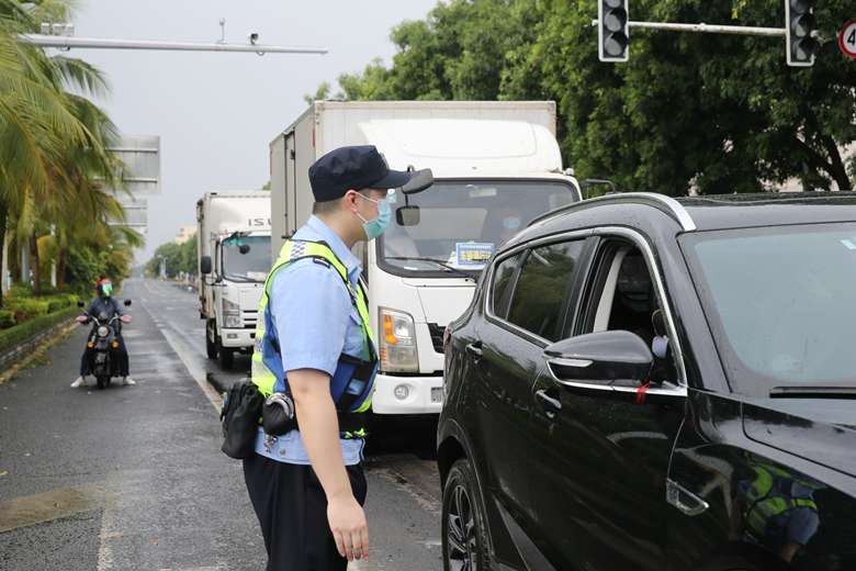 1-1.值勤法警在卡口查验过往车辆信息。（罗凤灵 摄）_副本.jpg