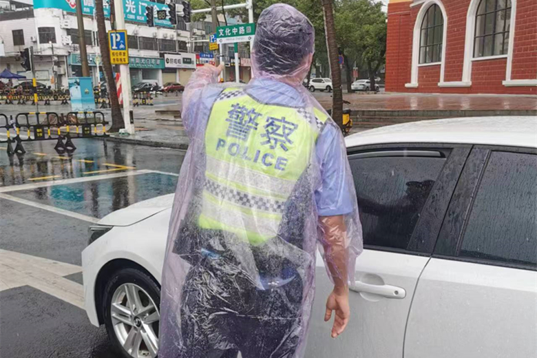 1-2.值勤法警在雨中执行交通管制任务。（李得平 摄）_副本.jpg