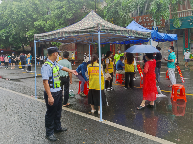 6-2.值勤法警在维持核酸队伍秩序。（闫建勋 摄）_副本.jpg