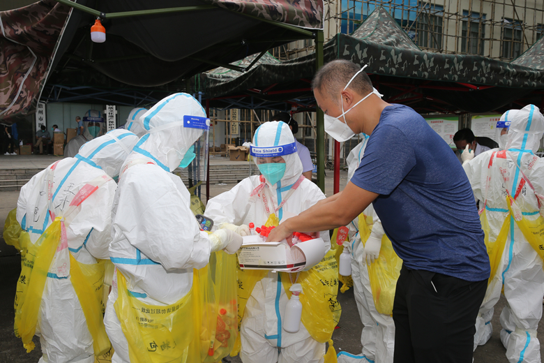 1-2.将核酸管分装入袋。（罗凤灵 摄）_副本.jpg