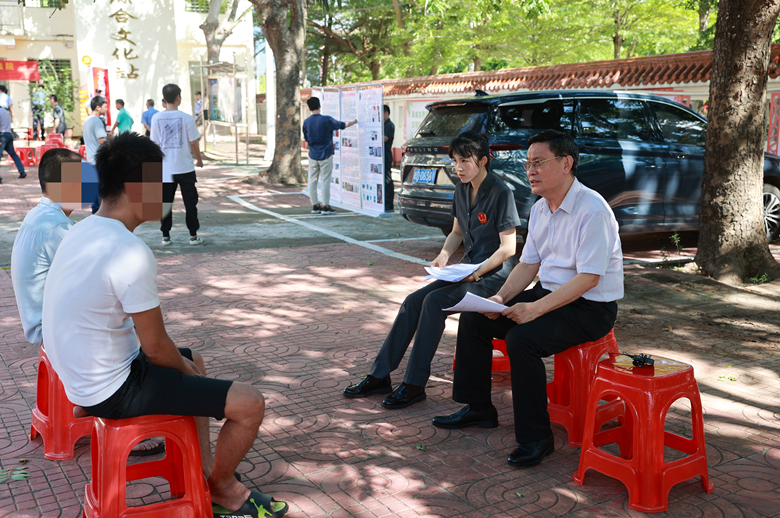 【5】2023年8月8日，审判长郑兰清正在向两位被告人做庭前法律释明。（赵赛 摄）_副本.jpg